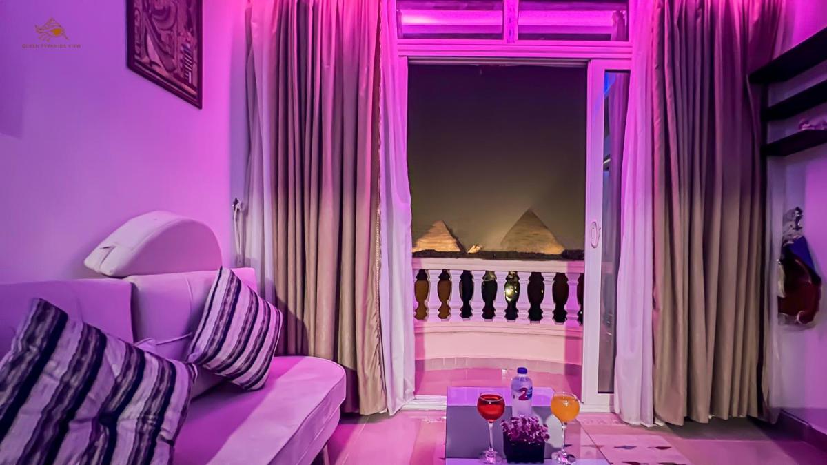 Queen Pyramids View Apartment - Housity