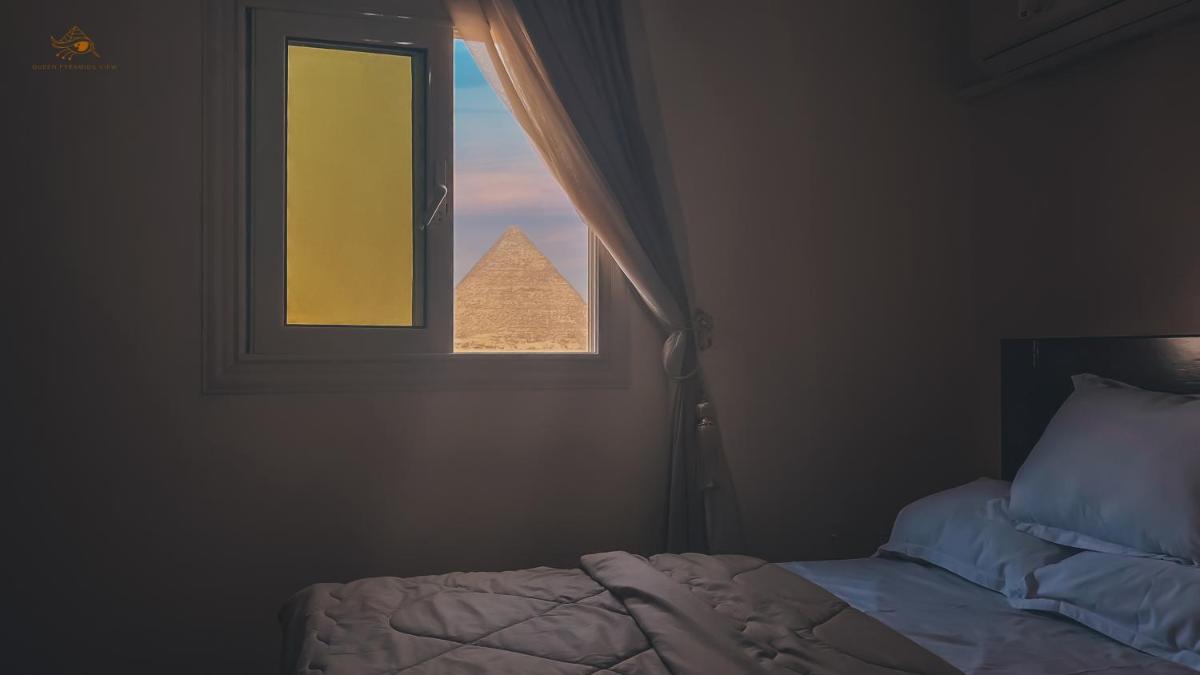 Queen Pyramids View Apartment - Housity