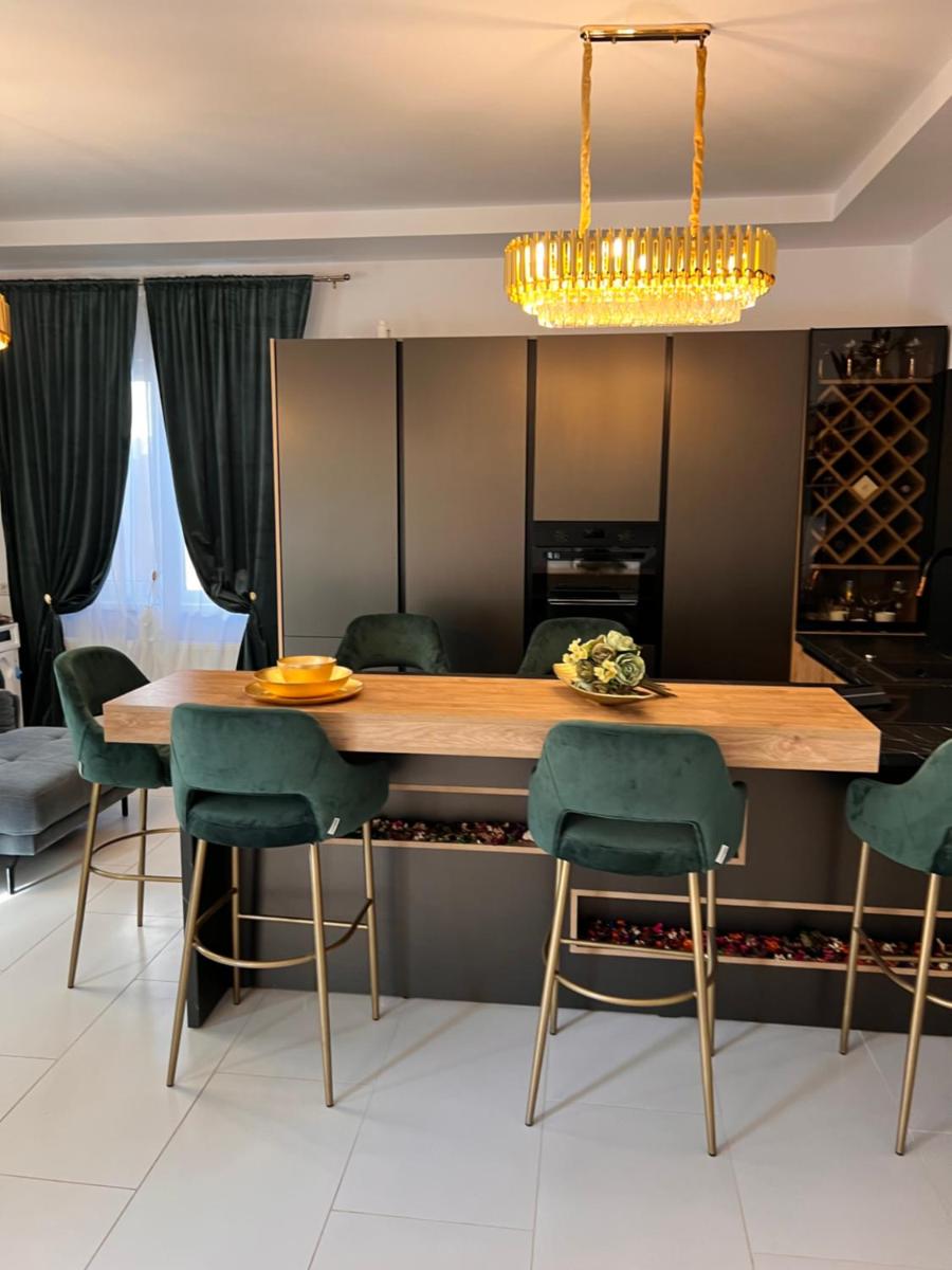 Luxury House - Housity