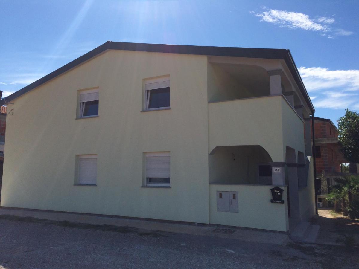 7 PALMI Novigrad - Housity