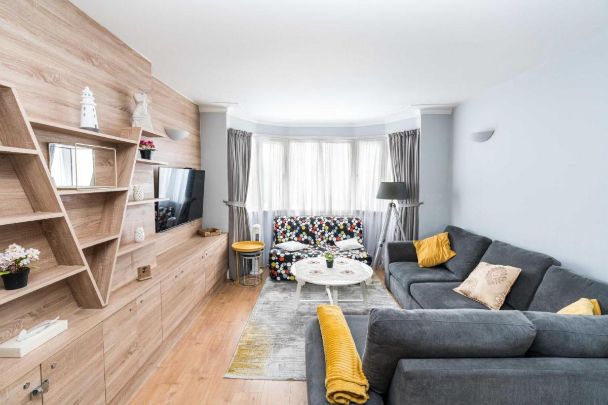 Sleek 2BD Home close Brent Cross Shopping Centre - Housity