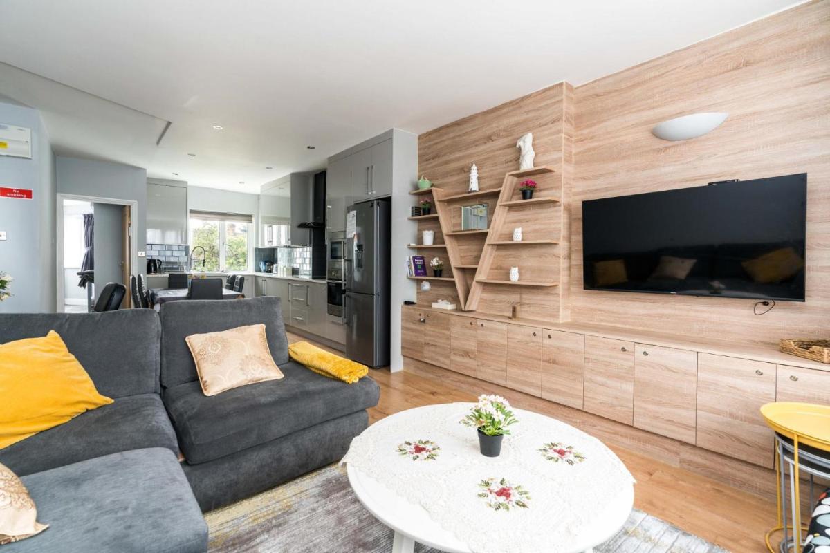 Sleek 2BD Home close Brent Cross Shopping Centre - Housity