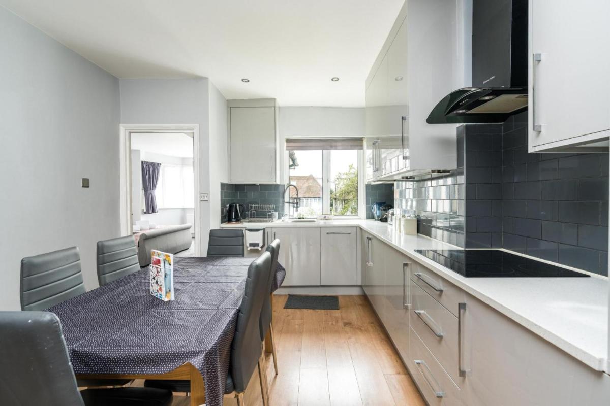 Sleek 2BD Home close Brent Cross Shopping Centre - Housity