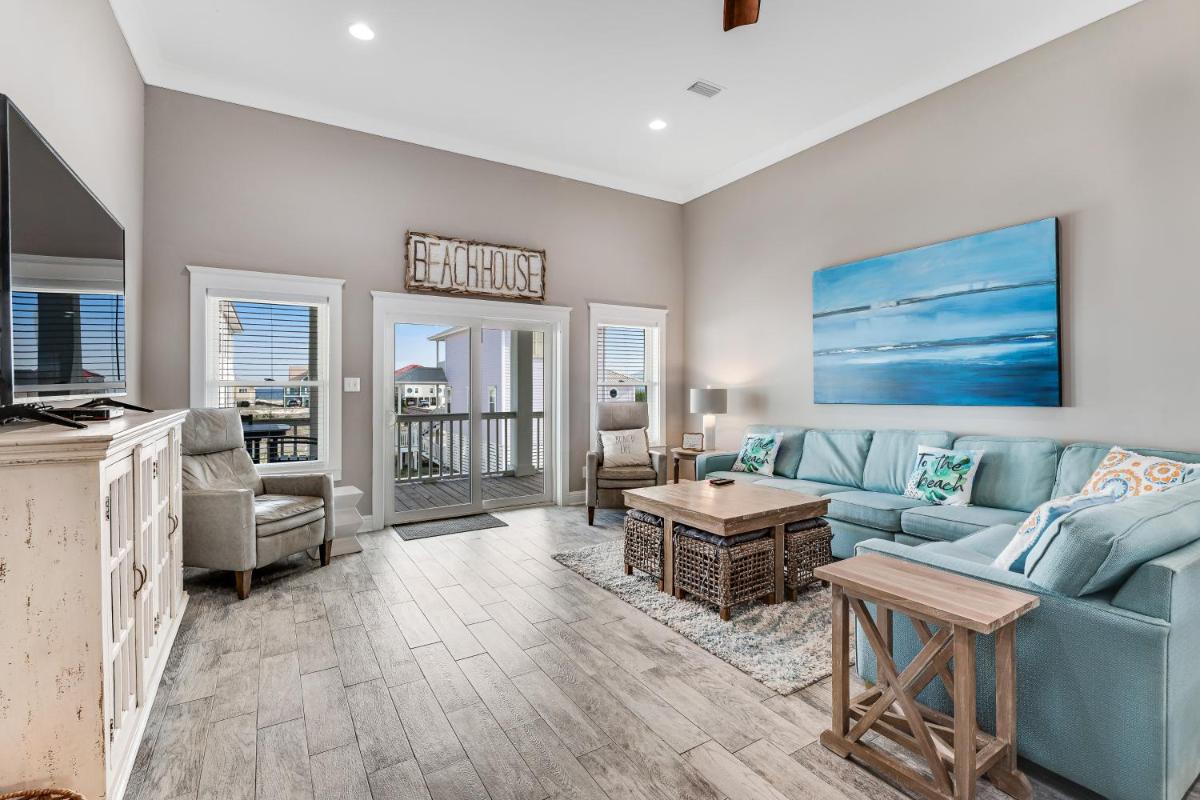 Sixteen Sandals - Housity