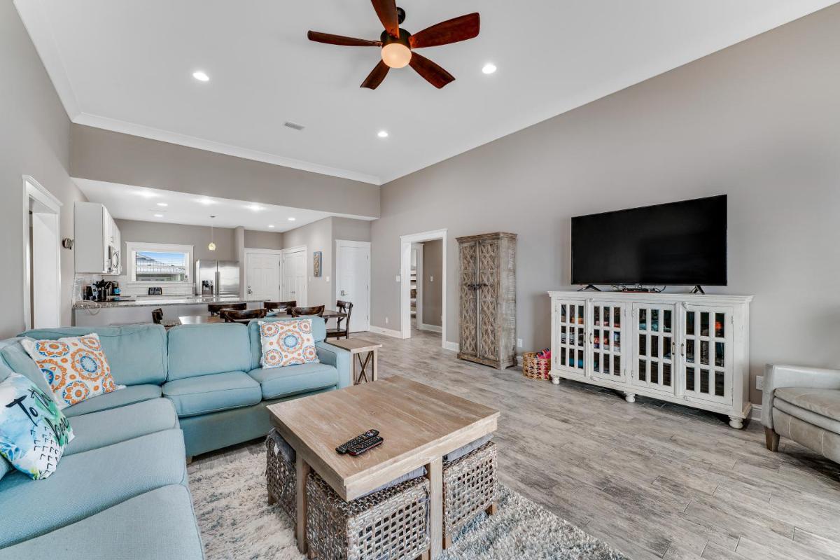 Sixteen Sandals - Housity