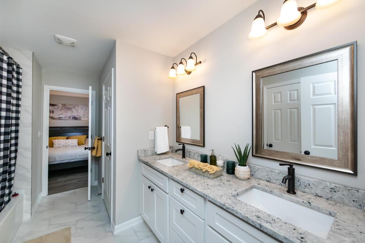 Brandnew Spacious 4 BR House minutes to Uptown Charlotte - Housity