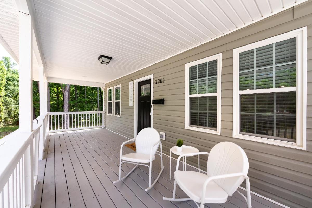 Brandnew Spacious 4 BR House minutes to Uptown Charlotte - Housity