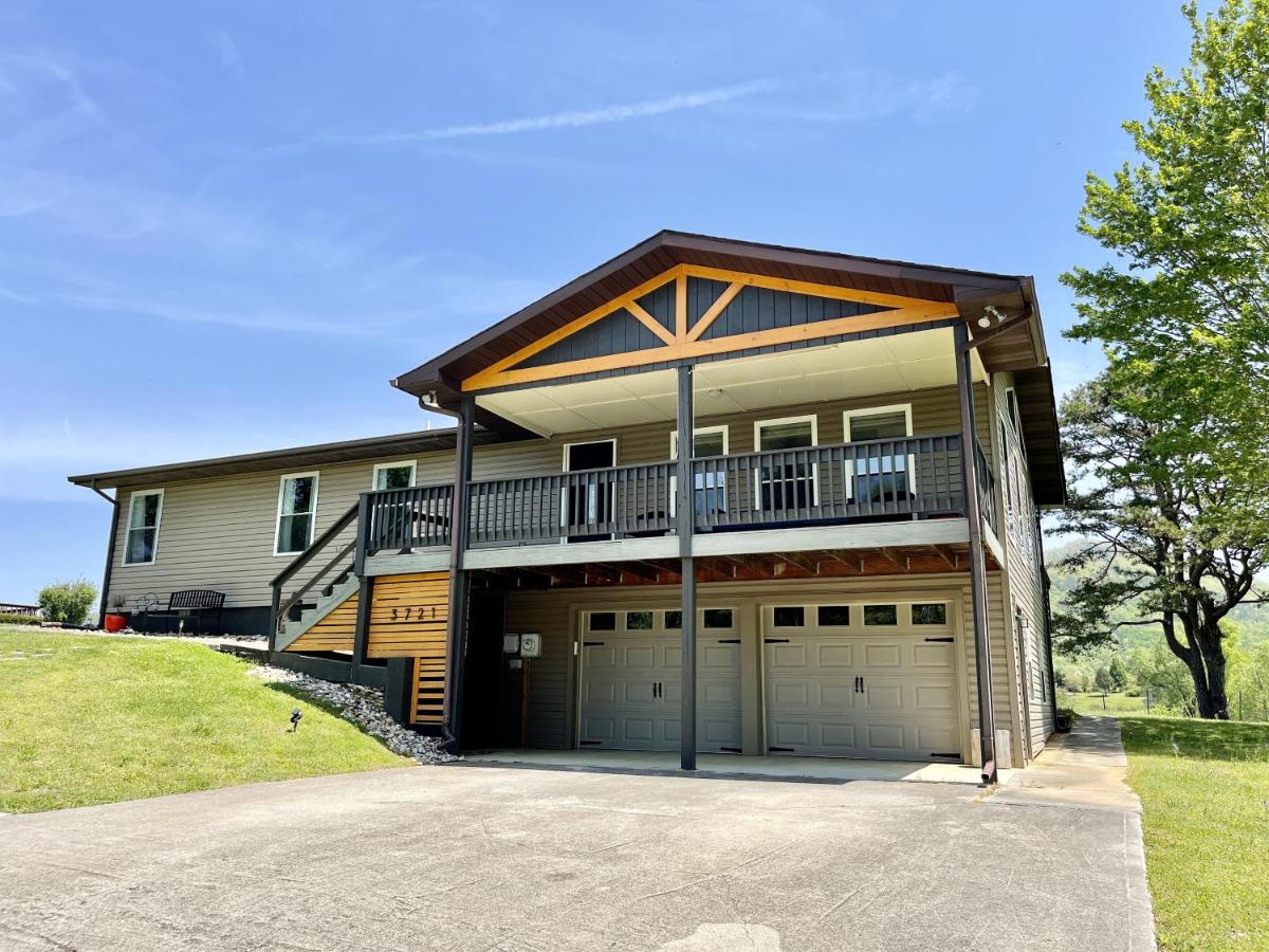 Wearadise Mountain Views Home with Hot Tub - Housity