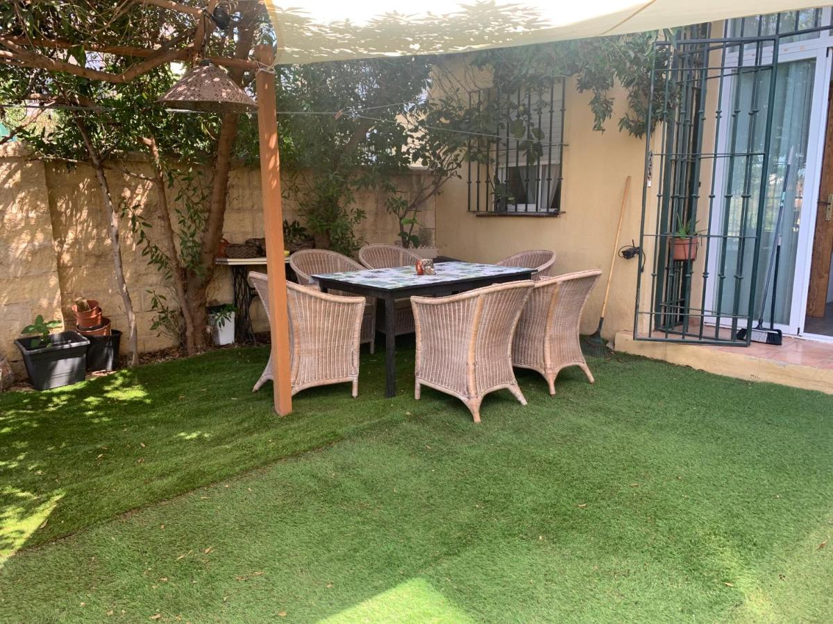 Apartamento con jardín y piscina en el faro de calaburras - Housity