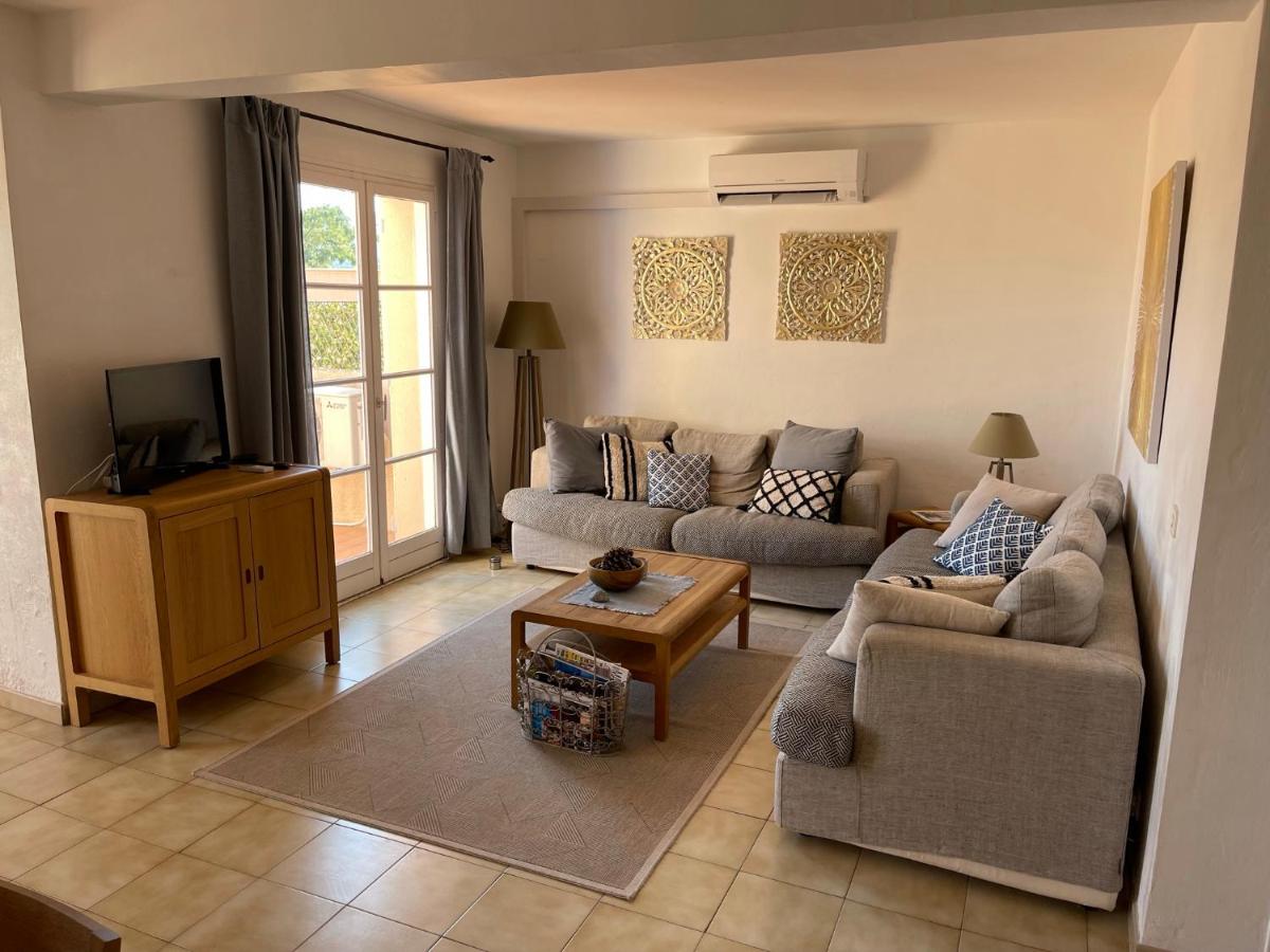 Boutique Villa with Shared Pool, Air Con, WiFi, TV - Housity