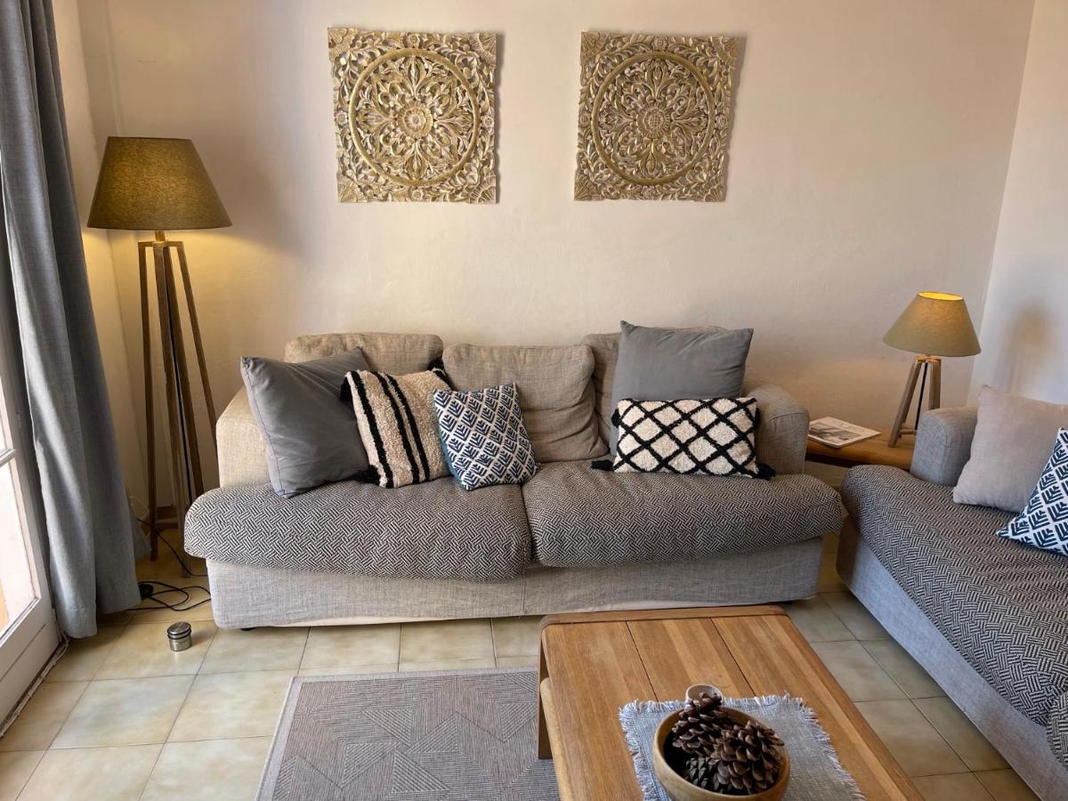 Boutique Villa with Shared Pool, Air Con, WiFi, TV - Housity