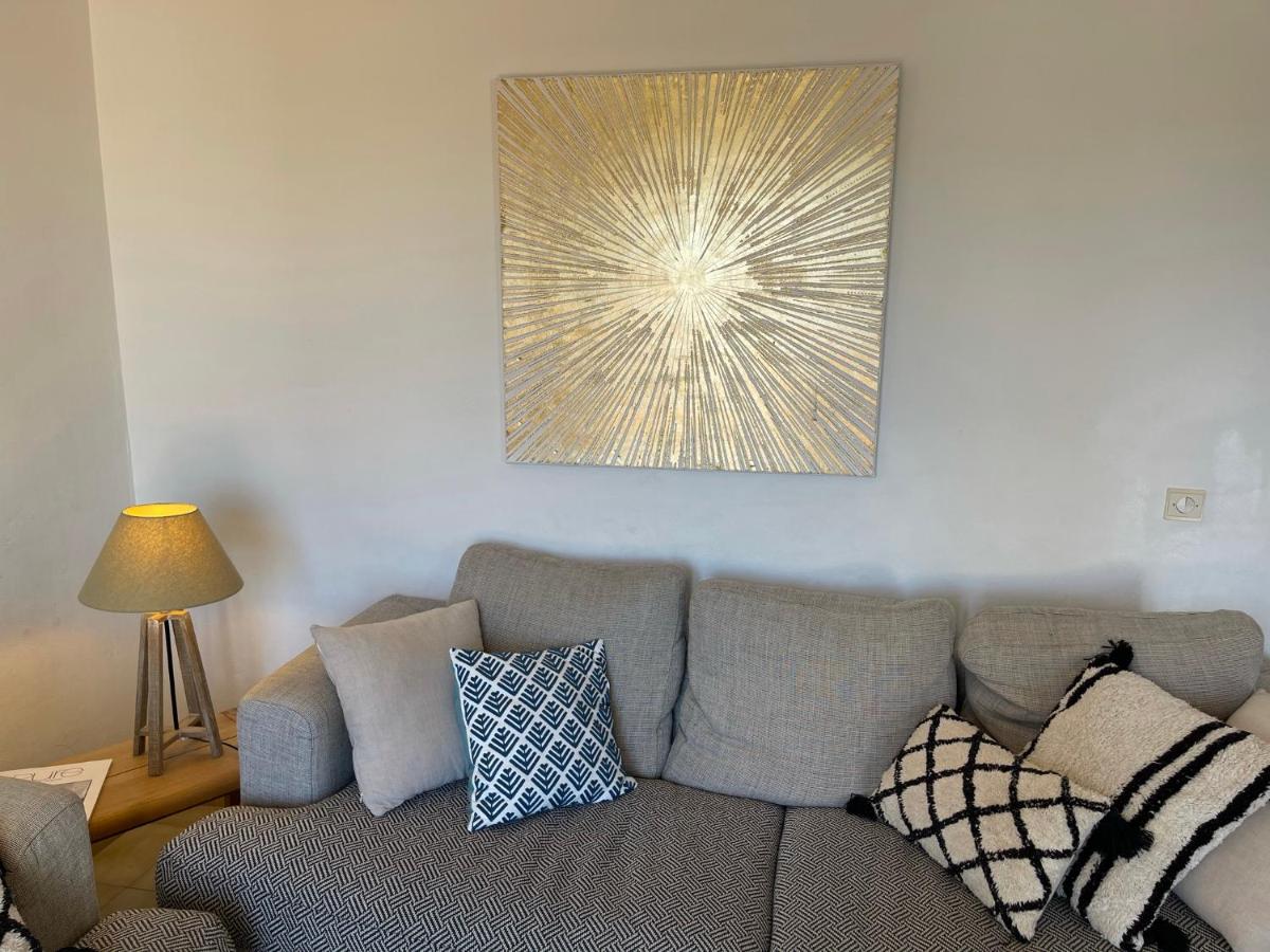 Boutique Villa with Shared Pool, Air Con, WiFi, TV - Housity