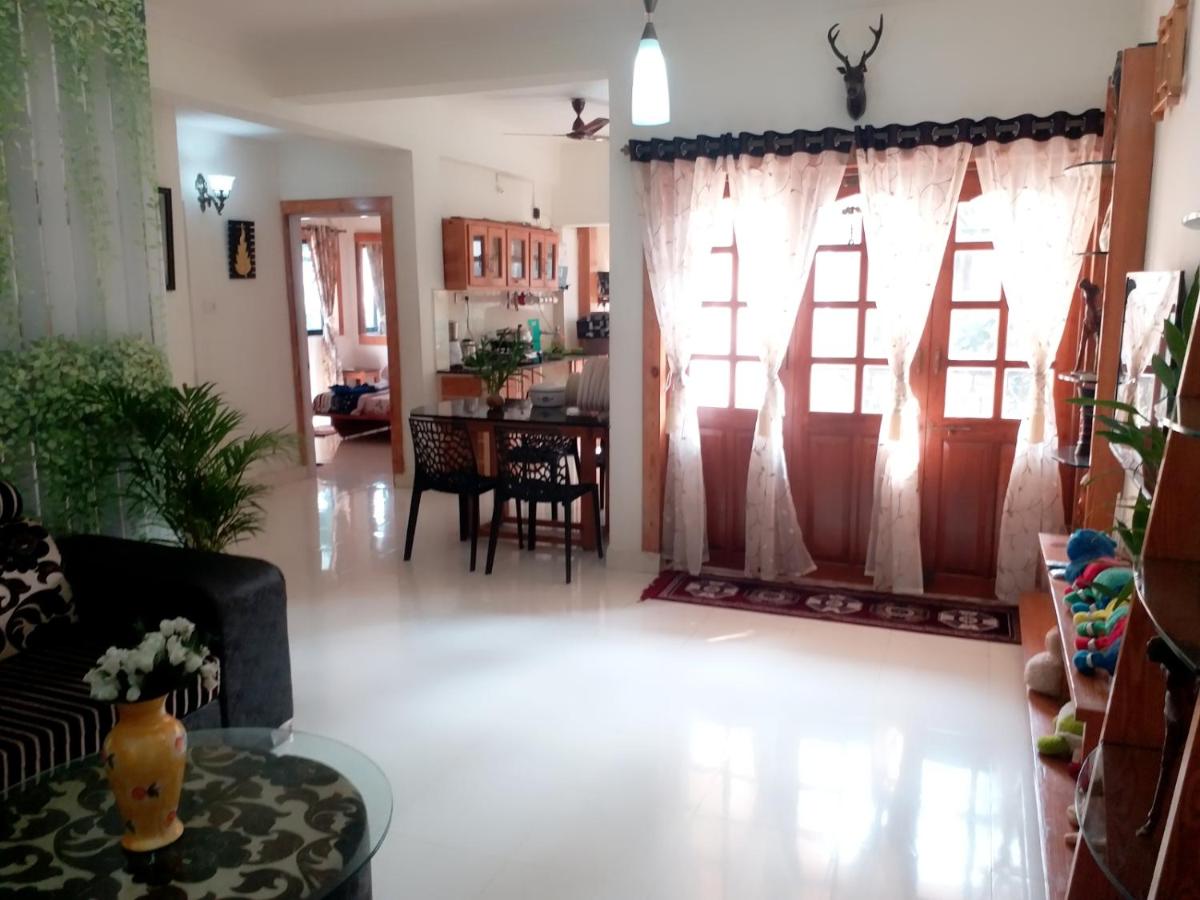 Amazing 2BHK with AC,Wi-Fi,Pool,Power backup,Kitchen,1km Calangute Beach - Housity