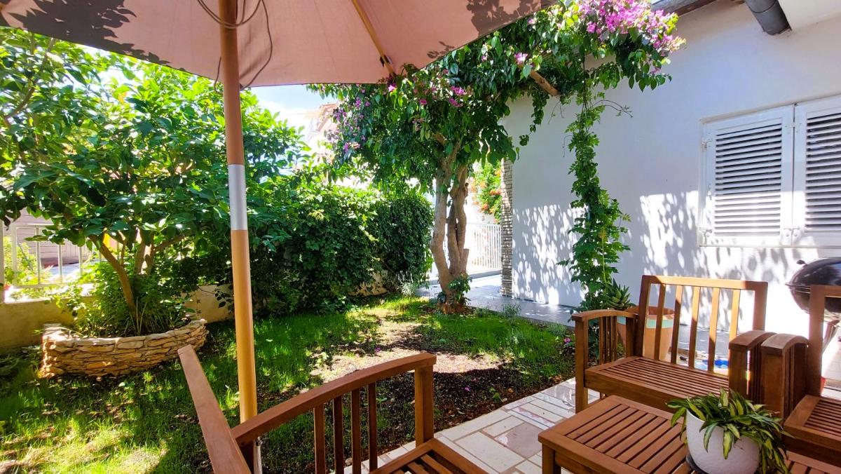 Holiday home Zora - family vacation house near protected area of the Nature Park Kamenjak, with green yard, WiFi, Air-con - Housity