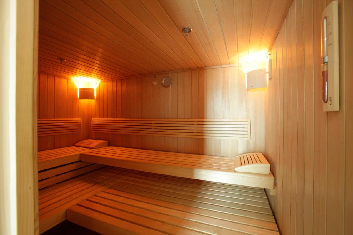 una sauna con dos bancos y dos luces. en Hotel Del Lago, en Puigcerdà 84 fotos más