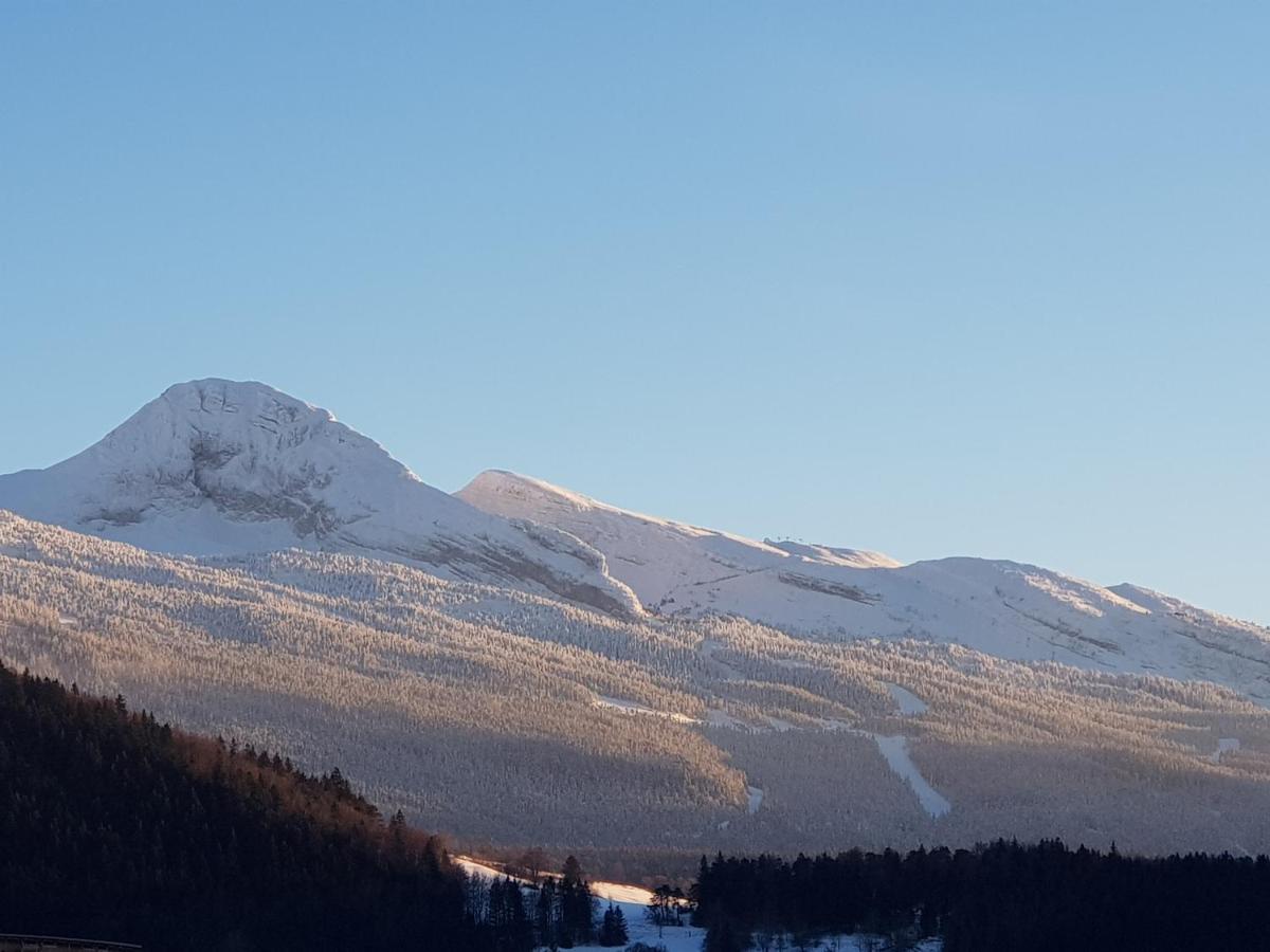 Vue générale sur la montagne ou vue sur la montagne depuis l'hôtel