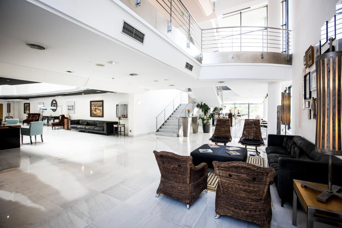 Una gran sala de estar con sofás y sillas. en Pazo Los Escudos Hotel Spa & Resort, en Vigo 65 fotos más