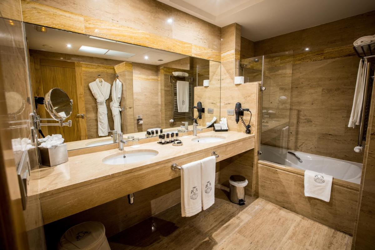 Un baño de Pazo Los Escudos Hotel Spa & Resort