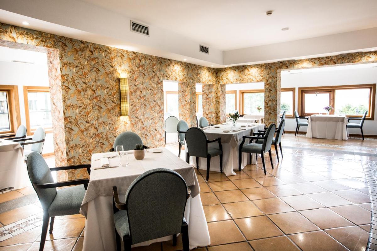 Un restaurante o sitio para comer en Pazo Los Escudos Hotel Spa & Resort