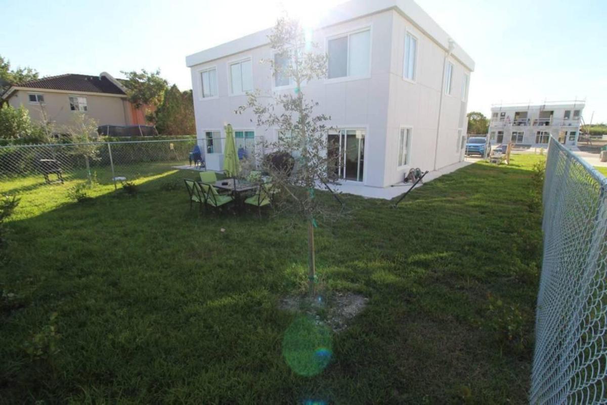 Promotion! Lux & Modern 4BR 4BA House by Miami Zoo Gateway to Florida Keys - Housity