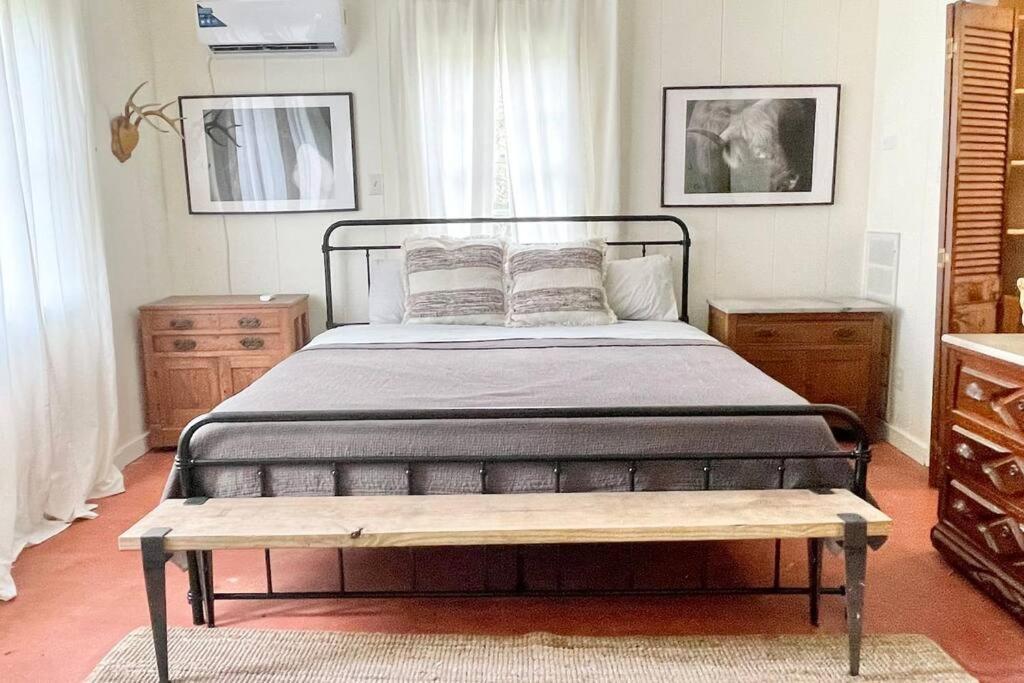 Private Old West Ranch with Saloon Gatherings - Housity