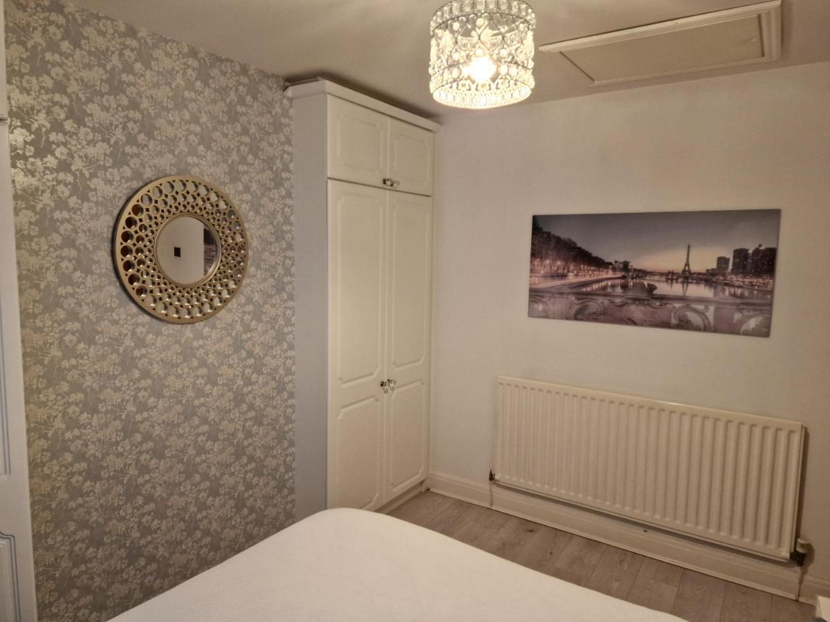 L & J ESCAPES- 4 BEDROOMs SUITABLE FOR CONTRACTORS AND FAMILIES- LARGE PRIVATE PARKING-10 MINUTES TO M6 JUNCTION 9 - Housity