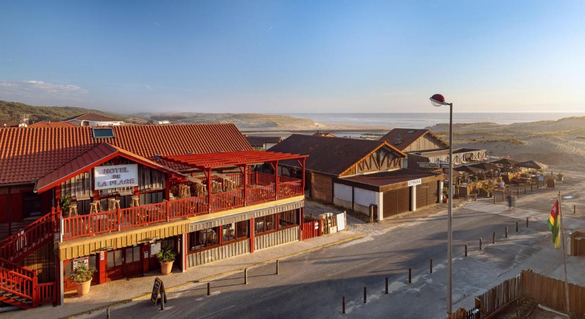 une vue sur une rue d'une petite ville dans l'établissement Hotel de La Plage, à Contis-les-Bains