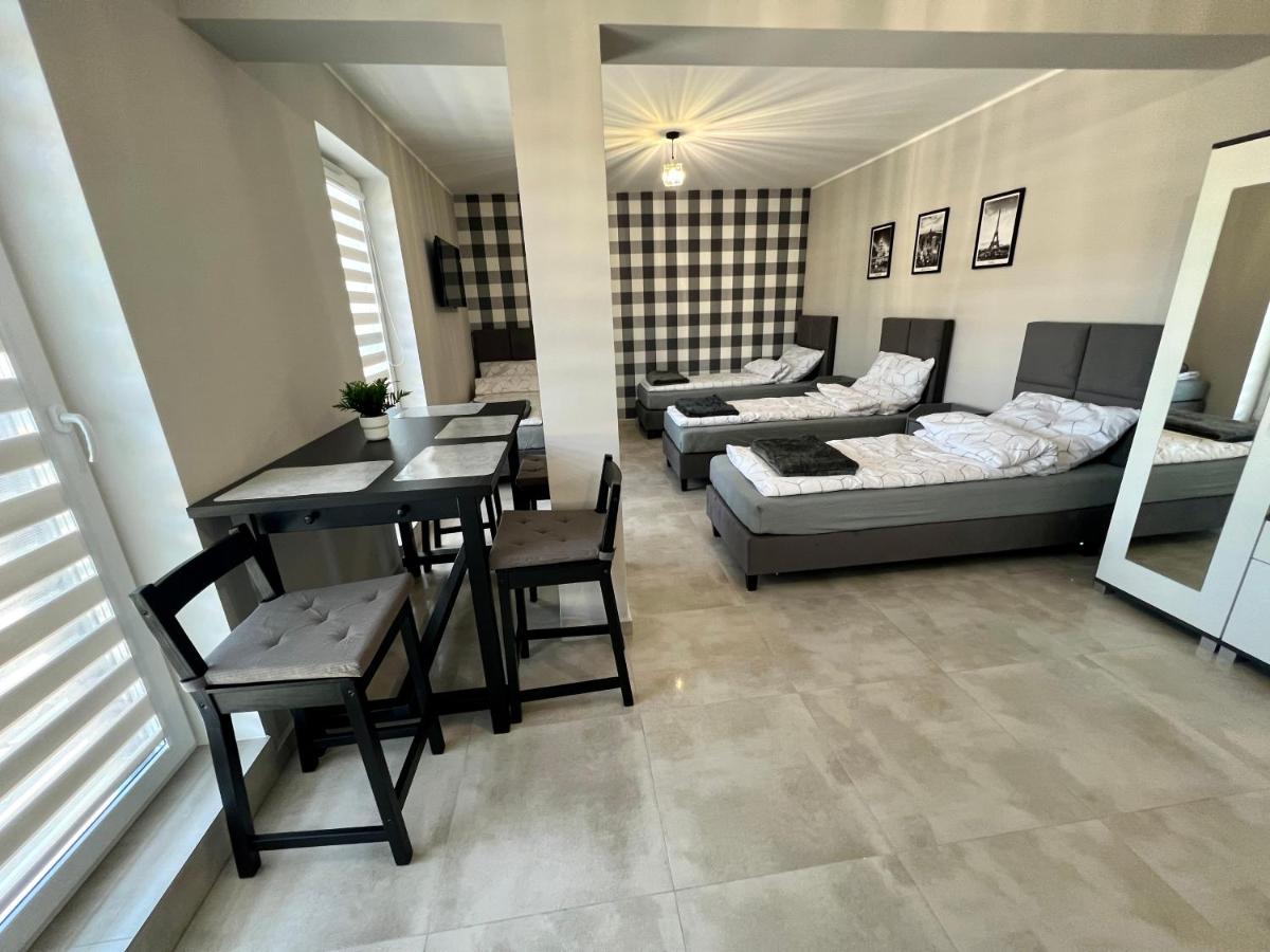 -Noclegi Marki-Pokoje z łazienkami-Parking-EV-okolica Warszawy- - Housity