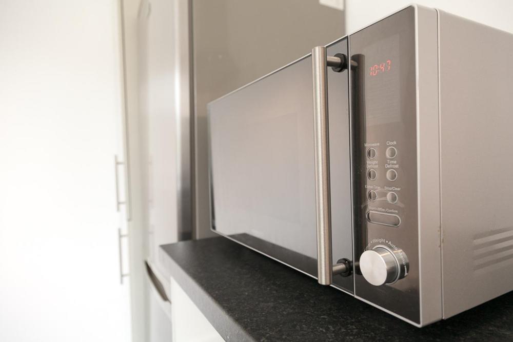 Comfortable Contractor House Gatwick: sleeps 6+ - Housity