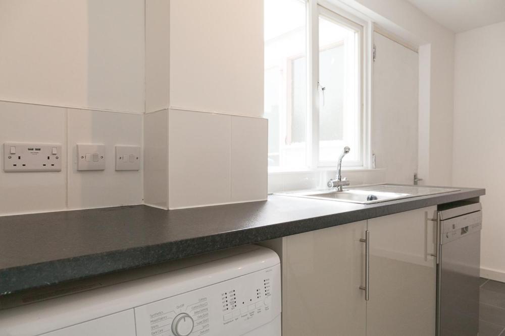 Comfortable Contractor House Gatwick: sleeps 6+ - Housity