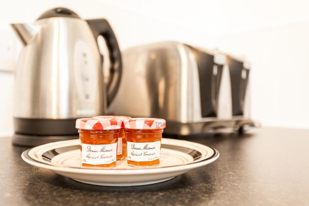 Comfortable Contractor House Gatwick: sleeps 6+ - Housity