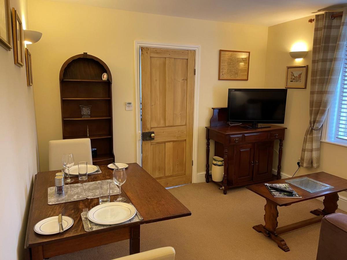 Ground Floor Garden Cottage, near Stonehenge - Housity
