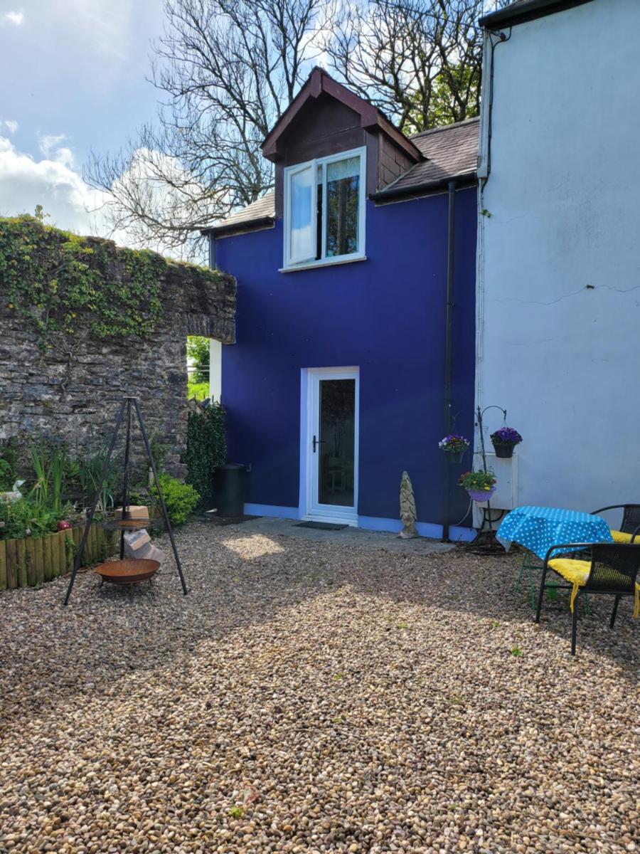 Cosy pet friendly cottage on our smallholding, friendly animals to meet, lovely countryside setting, small but comfy, sleeps up to 2 adults 1 child - Housity