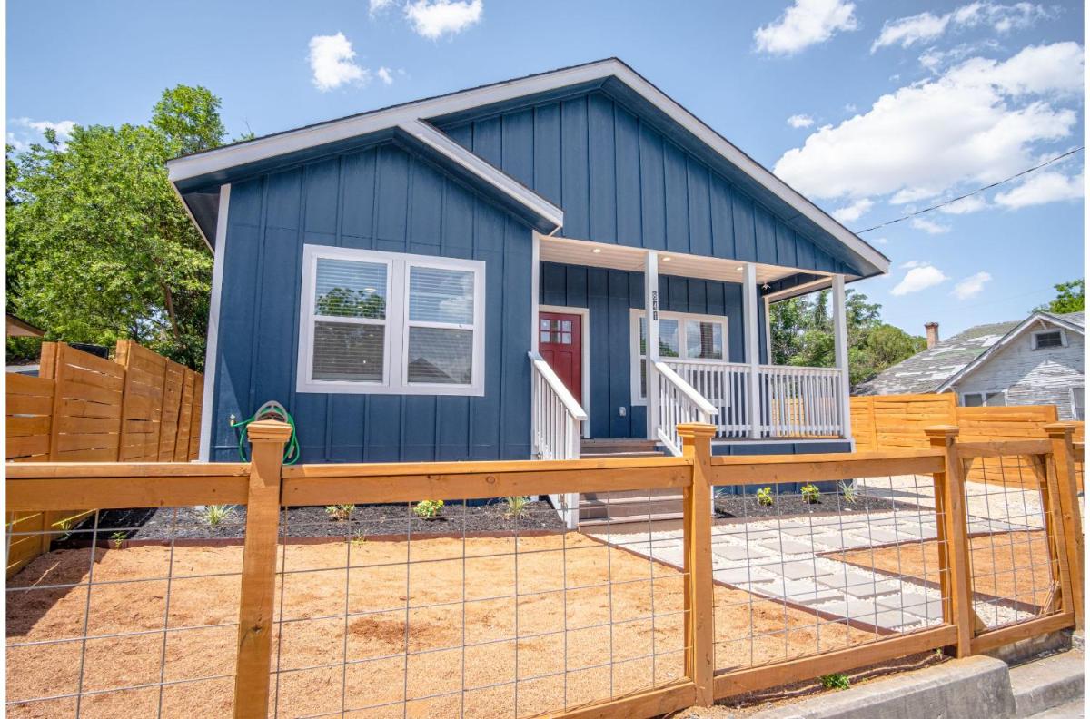 Beautiful Fenced 3BR 2BA Near Exciting Downtown - Housity