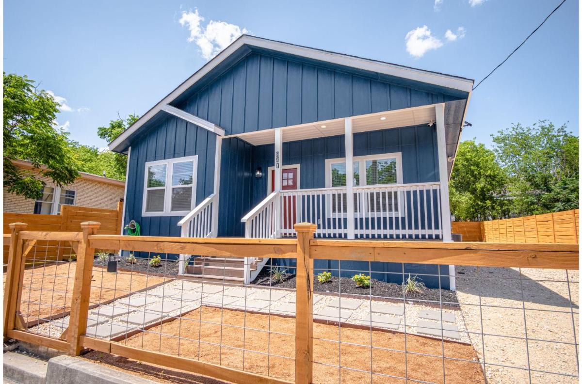 Beautiful Fenced 3BR 2BA Near Exciting Downtown - Housity