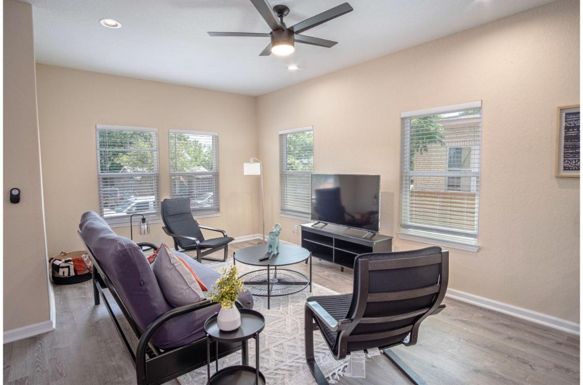 Beautiful Fenced 3BR 2BA Near Exciting Downtown - Housity