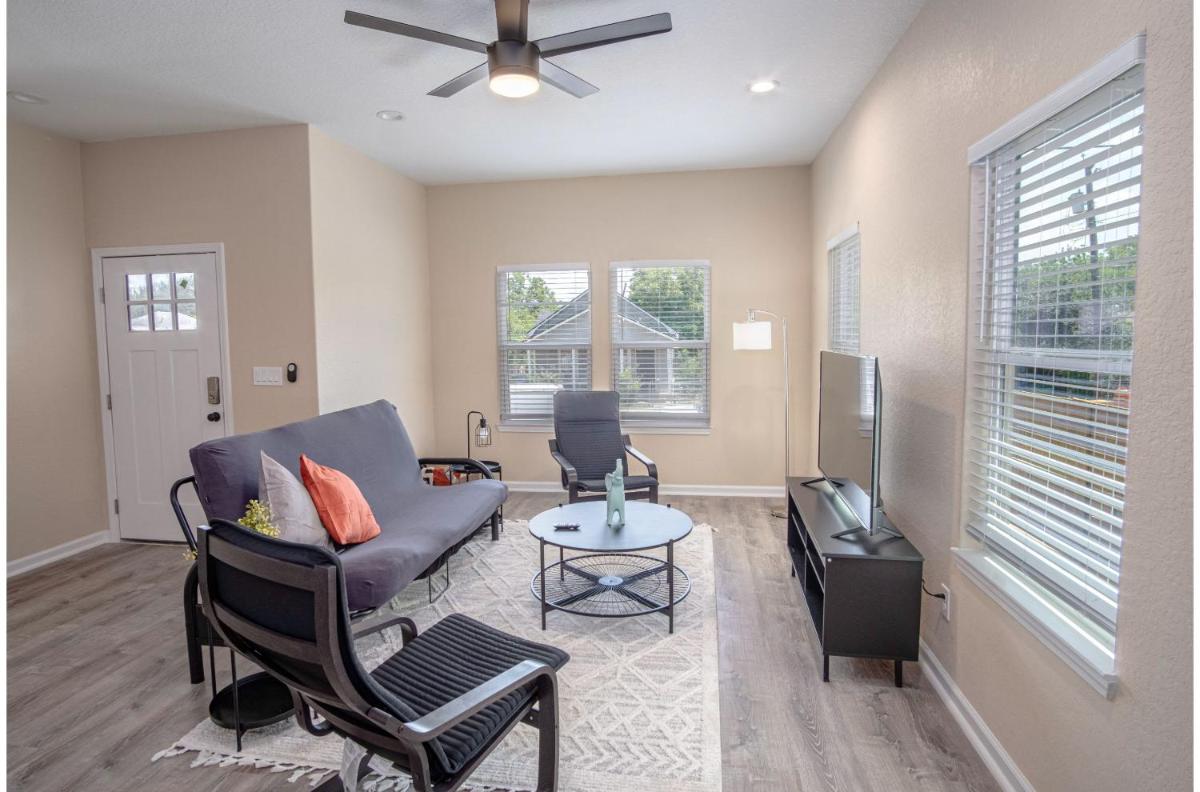 Beautiful Fenced 3BR 2BA Near Exciting Downtown - Housity