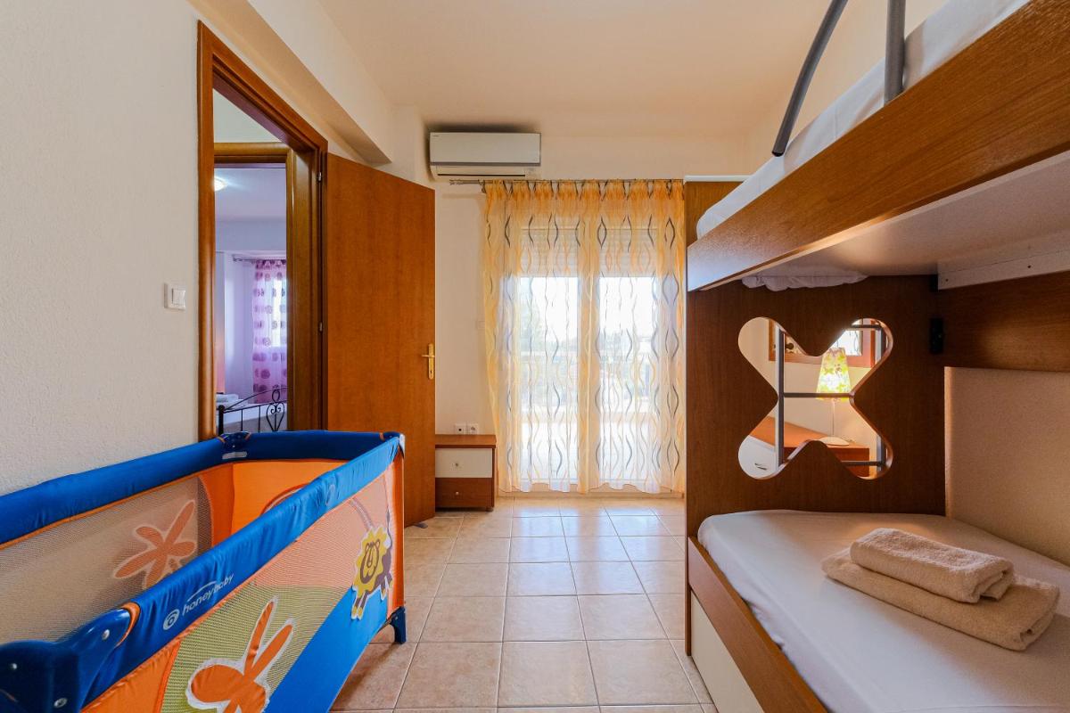 2-bdrm maisonette in Nikiti short walk to beach - Housity