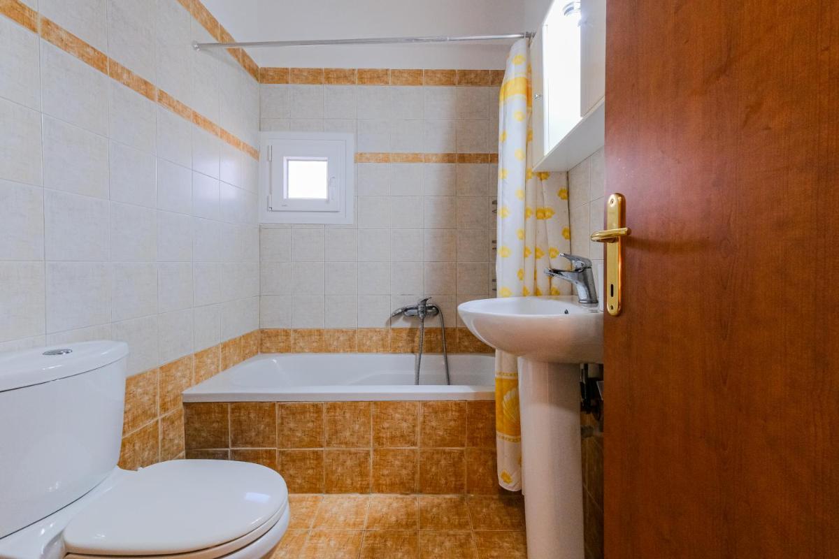 2-bdrm maisonette in Nikiti short walk to beach - Housity