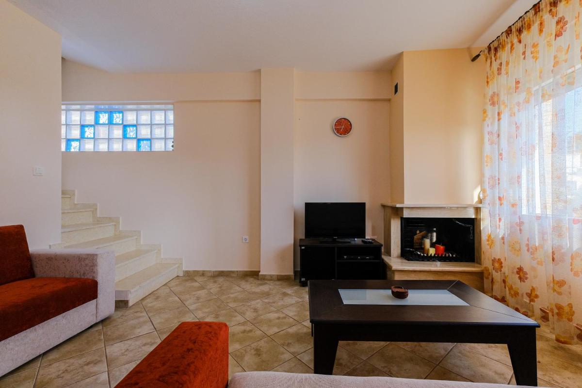 2-bdrm maisonette in Nikiti short walk to beach - Housity