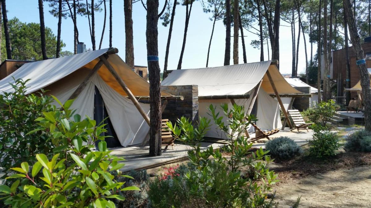 Um jardim no exterior de Bukubaki Eco Surf