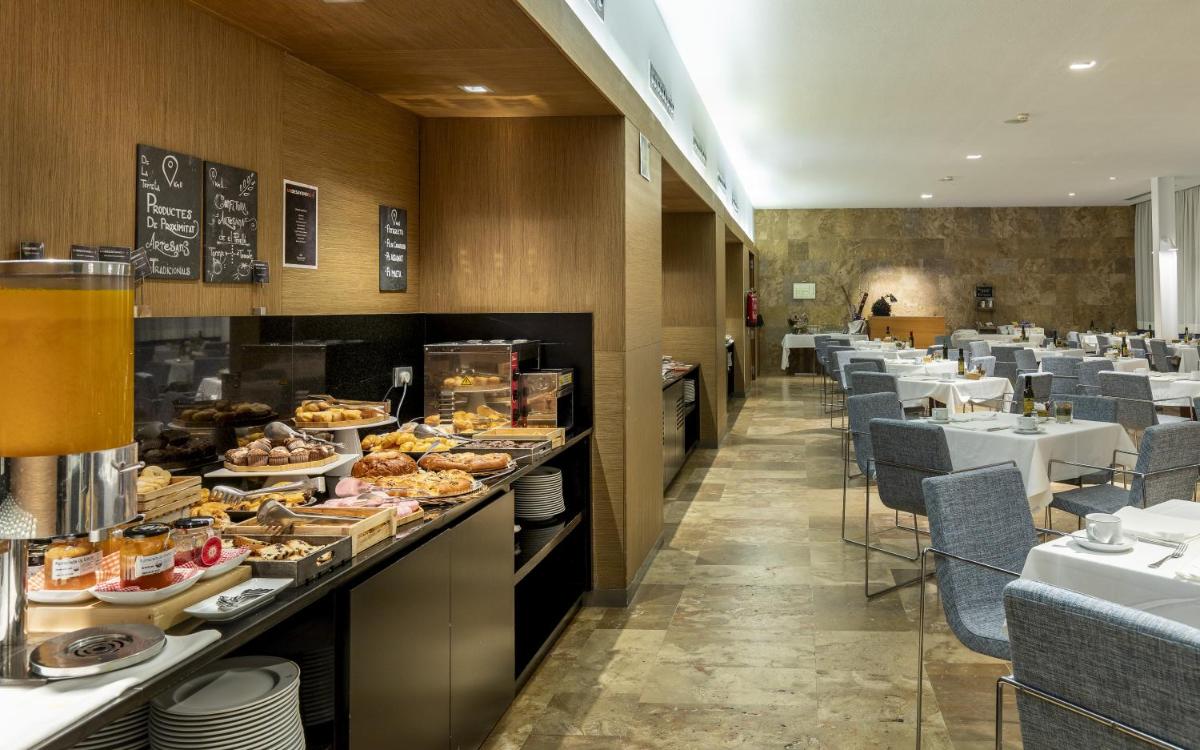 Comida en o cerca de este hotel