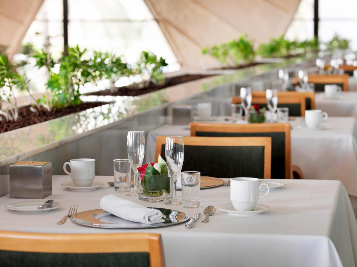 Un restaurante o sitio para comer en H10 Playa Meloneras Horizons Collection