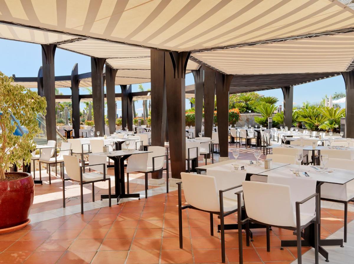 Un restaurante o sitio para comer en H10 Playa Meloneras Horizons Collection