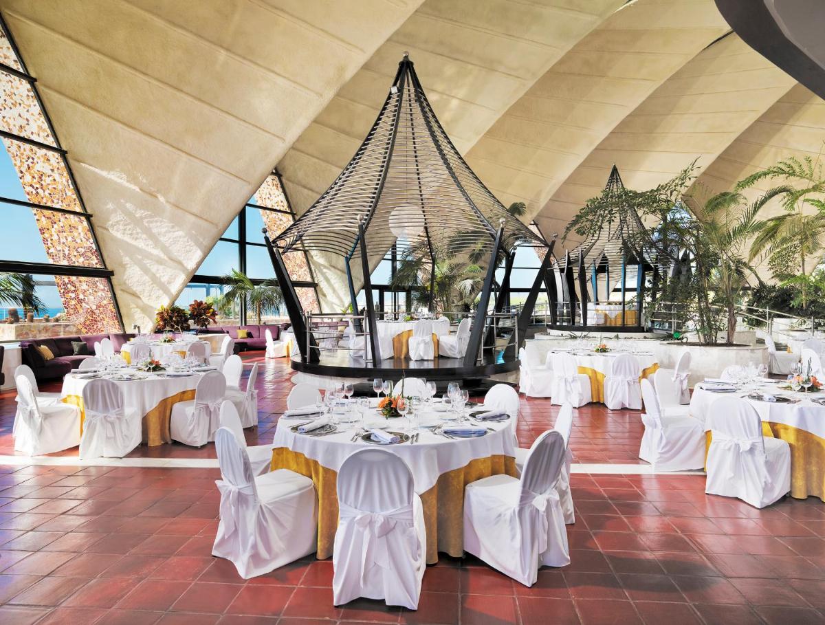 Un restaurante o sitio para comer en H10 Playa Meloneras Horizons Collection