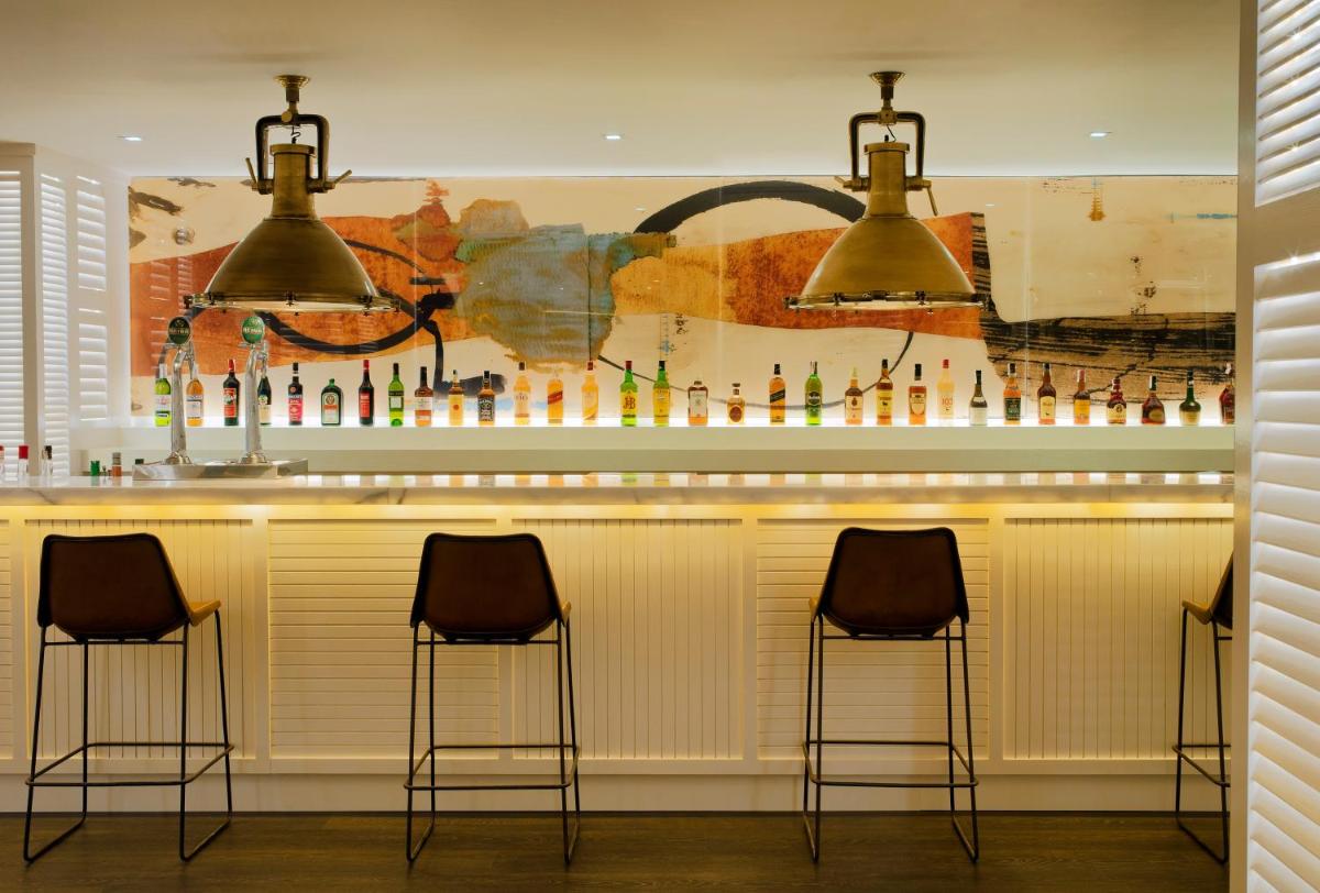 El salón o zona de bar de H10 Conquistador