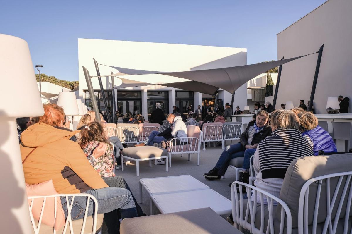 un groupe de personnes assises sous la présidence d'un événement dans l'établissement Belambra Clubs Port Camargue - Les Salins, au Grau-du-Roi 19 autres photos