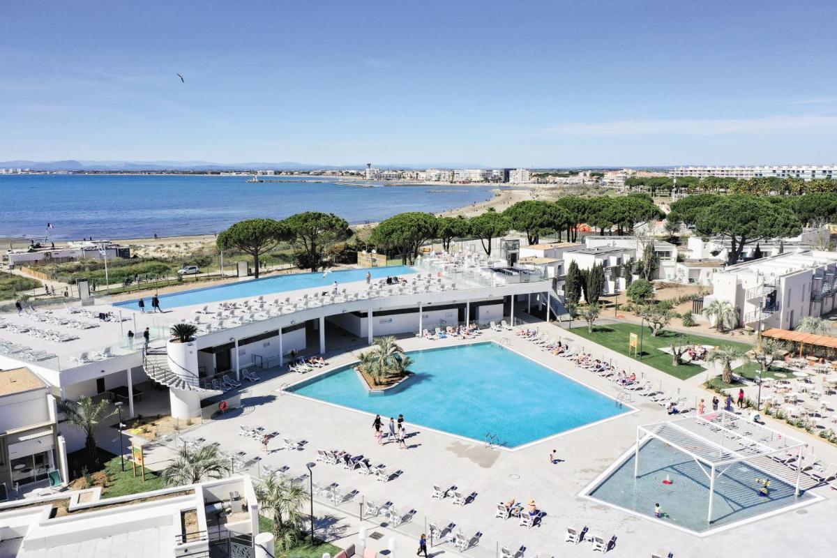 une vue aérienne d'un complexe avec piscine dans l'établissement Belambra Clubs Port Camargue - Les Salins, au Grau-du-Roi