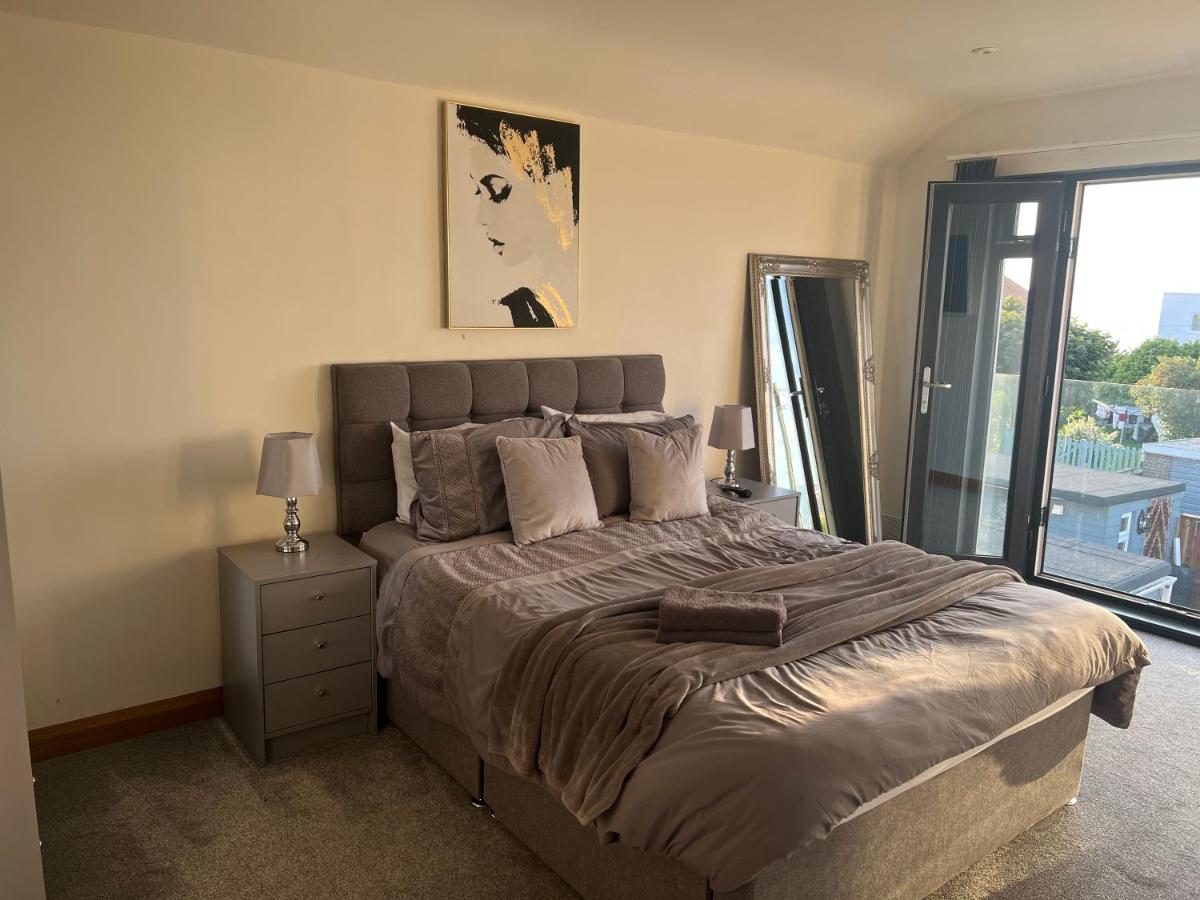 Broadway Beach Homes AirBnb with Hot tub - Housity