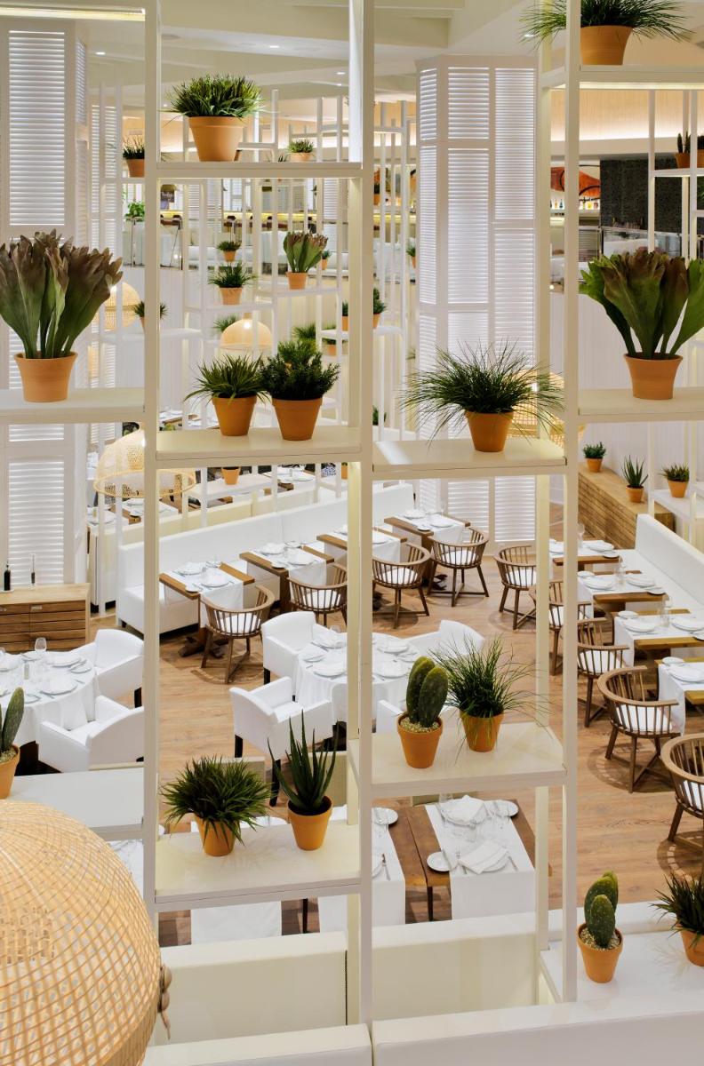 Un restaurante o sitio para comer en H10 Conquistador